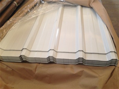 Aallotettu teräsrautakatto taloon