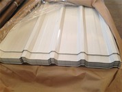 Aallotettu teräsrautakatto taloon