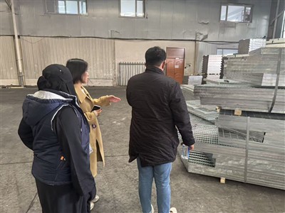 Qatarilaiset asiakkaat vierailevat GNEE STEELissä tarkastaakseen galvanoidun ...